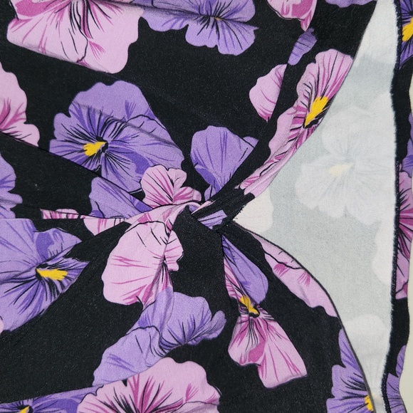 Top Valencia Violet Aloha Blooms Bloom Twist Back M Purple 3/4 Sleeve Hibiscus - Picture 12 of 16